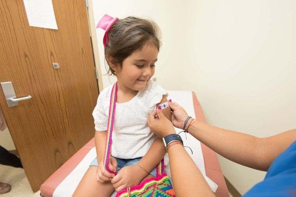 Quels sont les défis spécifiques des professionnels de la santé dans la gestion de centres de vaccination d'urgence?