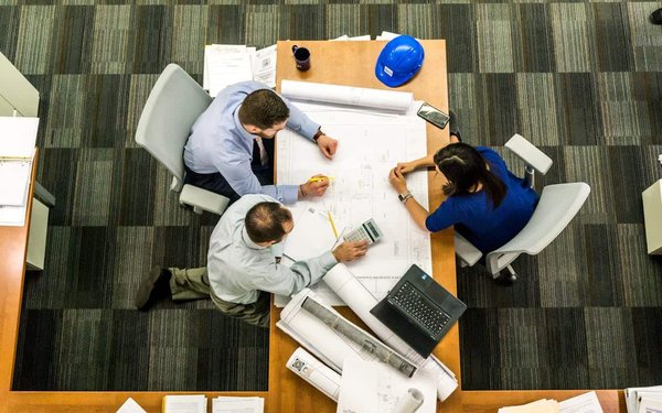 Quelle stratégie de formation continue adopter pendant une interruption de carrière pour maintenir vos compétences en gestion?