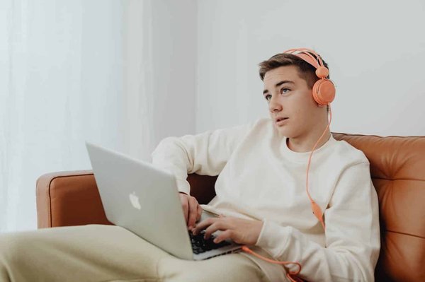 Comment utiliser les réseaux sociaux pour améliorer votre visibilité en tant que consultant en développement personnel?