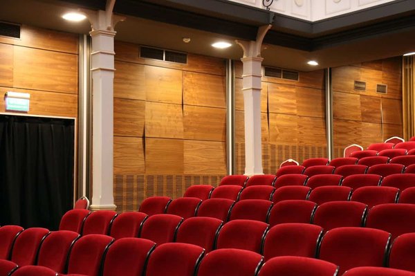Comment produire une pièce de théâtre interactive basée sur les contes folkloriques locaux?