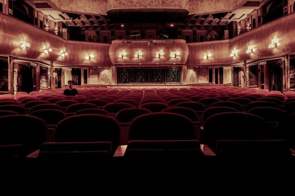 Quels sont les meilleurs moyens de renforcer la confiance en soi des adolescents à travers le théâtre?