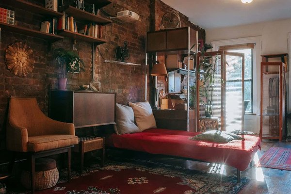 Comment optimiser le rangement d'un studio pour maximiser l'espace disponible?