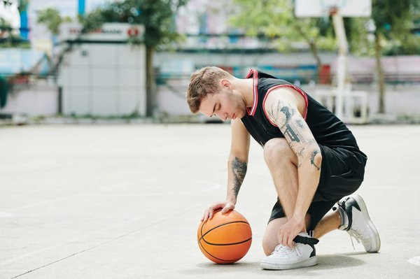 Mode tendance : les couleurs de baskets à adopter cette saison