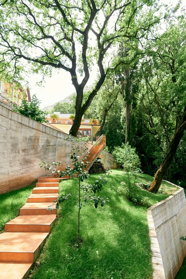 Fabrication d'un escalier de jardin en pente : guide complet